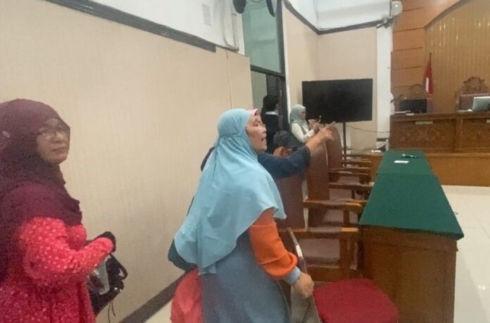 praperadilan-tom-lembong-ditolak-hakim-emakemak-pendukung-ngamuk-rxi.jpg