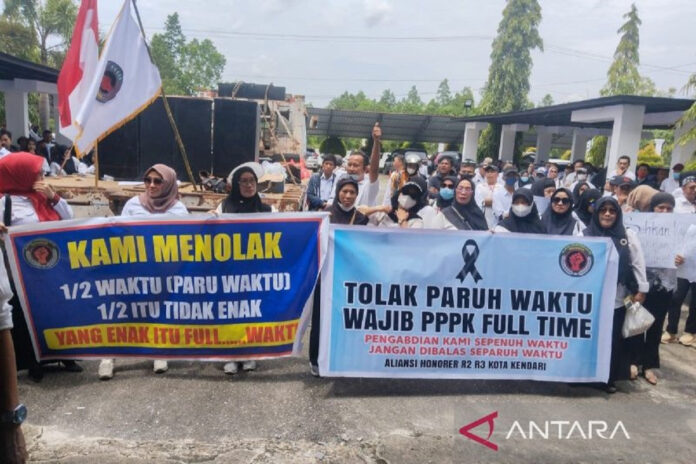 massa-aksi-demo-honorer-r2-dan-r3-di-kantor-dprd-kota-kendar-u3g4.jpg