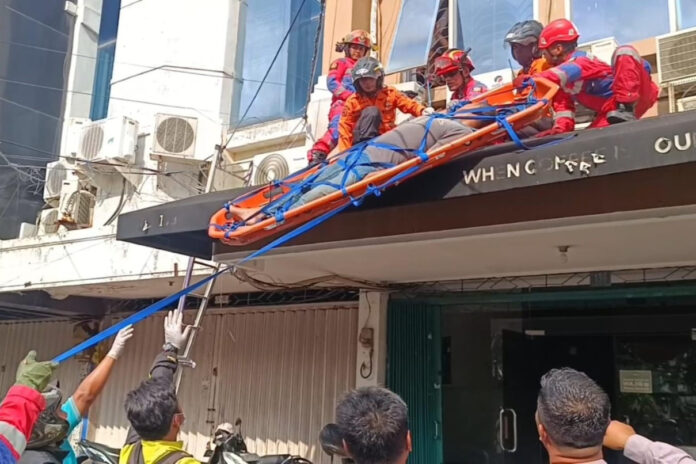 tim-penyelamat-dpkp-surabaya-saat-mengevakuasi-teknisi-ac-ya-dho2.jpg